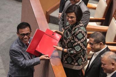 Menteri Keuangan Sri Mulyani menghadiri Rapat Paripurna DPR RI ke-24 Masa Sidang V Tahun 2022-2023 di gedung Parlemen, Senayan, Jakarta.