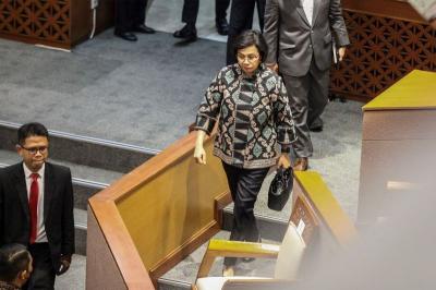 Menteri Keuangan Sri Mulyani menghadiri Rapat Paripurna DPR RI ke-24 Masa Sidang V Tahun 2022-2023 di gedung Parlemen, Senayan, Jakarta