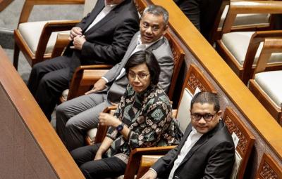 Menteri Keuangan Sri Mulyani menghadiri Rapat Paripurna DPR RI ke-24 Masa Sidang V Tahun 2022-2023 di gedung Parlemen, Senayan, Jakarta.