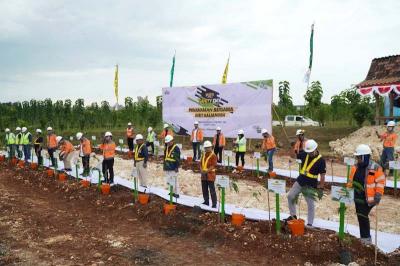 Penanaman kaliandra merah saat peringatan Bulan K3, di lahan pascatambang batu kapur, Pabrik Tuban, Jawa Timur.