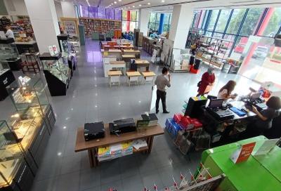 Suasana toko buku Gunung Agung di Jakarta Jakarta tampak sepi pengunjung, Rabu (24/5/2023).