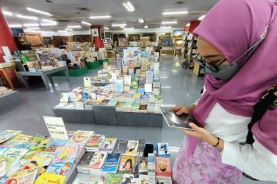 Suasana toko buku Gunung Agung di Jakarta Jakarta tampak sepi pengunjung, Rabu (24/5/2023).