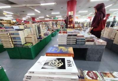 Suasana toko buku Gunung Agung di Jakarta Jakarta tampak sepi pengunjung, Rabu (24/5/2023).