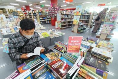 Suasana toko buku Gunung Agung di Jakarta Jakarta tampak sepi pengunjung, Rabu (24/5/2023).