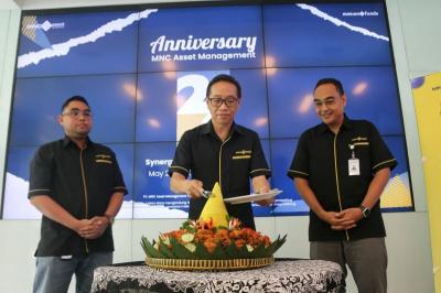 Dirut MNC Asset Management Ferry Kojongian (tengah) memotong tumpeng pada perayaan ulang tahun ke-23 MNC Asset Management.