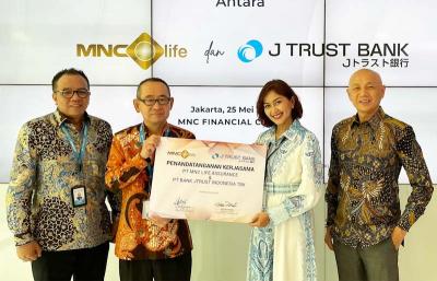 Direktur MNC Life Risye Dillianti (kedua kanan) dan Direktur Utama JTrust Bank Ritsuo Fukada (kedua kiri) berfoto dalam acara penandatangan kerja sama .
