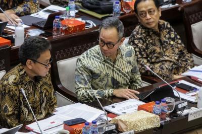 Ketua Dewan Komisioner Otoritas Jasa Keuangan (OJK) Mahendra Siregar mengikuti rapat kerja dengan Komisi XI DPR di Gedung Parlemen, Senayan.