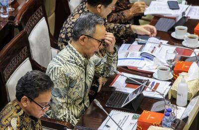 Ketua Dewan Komisioner Otoritas Jasa Keuangan (OJK) Mahendra Siregar mengikuti rapat kerja dengan Komisi XI DPR di Gedung Parlemen, Senayan.