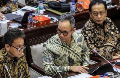 Ketua Dewan Komisioner Otoritas Jasa Keuangan (OJK) Mahendra Siregar mengikuti rapat kerja dengan Komisi XI DPR di Gedung Parlemen, Senayan.