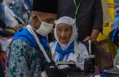 Jamaah calon haji kloter pertama asal Kabupaten Ogan Komering Ulu (OKU) Timur tiba di Asrama Haji Palembang, Sumatera Selatan, Jumat (26/5/2023).