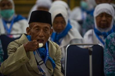 Jamaah calon haji kloter pertama asal Kabupaten Ogan Komering Ulu (OKU) Timur tiba di Asrama Haji Palembang, Sumatera Selatan, Jumat (26/5/2023).