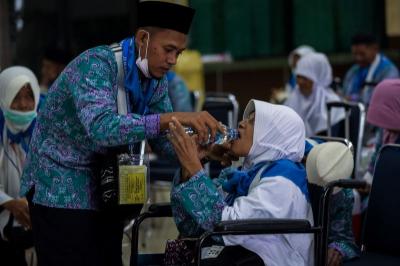 Jamaah calon haji kloter pertama asal Kabupaten Ogan Komering Ulu (OKU) Timur tiba di Asrama Haji Palembang, Sumatera Selatan, Jumat (26/5/2023).
