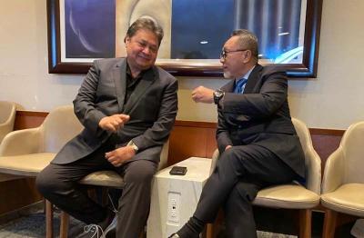 Ketum Golkar Airlangga Hartarto dan Ketum PAN Zulkifli Hasan melakukan pertemuan di Amerika Serikat usai pertemuan tingkat menteri APEC di McNamara Airport, AS.