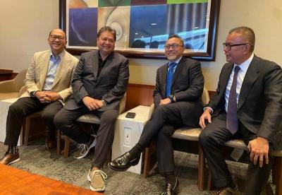 Ketum Golkar Airlangga Hartarto dan Ketum PAN Zulkifli Hasan melakukan pertemuan di Amerika Serikat usai pertemuan tingkat menteri APEC di McNamara Airport, AS.