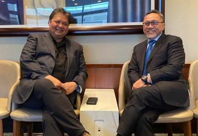 Ketum Golkar Airlangga Hartarto dan Ketum PAN Zulkifli Hasan melakukan pertemuan di Amerika Serikat usai pertemuan tingkat menteri APEC di McNamara Airport, AS.