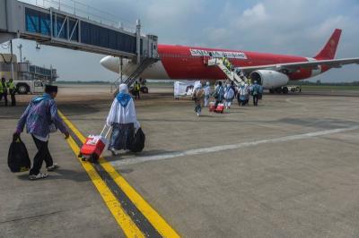 Jamaah calon haji kloter pertama embarkasi Palembang berangkat ke Madinah, Arab Saudi menggunakan maskapai Saudi Airlines.