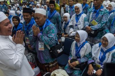 Gubernur Sumsel Herman Deru melepas keberangkatan JCH Kloter pertama asal Kabupaten Ogan Komering Uu (OKU) Timur dari Asrama Haji Palembang.