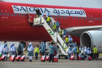 Jamaah calon haji kloter pertama embarkasi Palembang berangkat ke Madinah, Arab Saudi menggunakan maskapai Saudi Airlines.