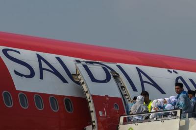 Jamaah calon haji kloter pertama embarkasi Palembang berangkat ke Madinah, Arab Saudi menggunakan maskapai Saudi Airlines.