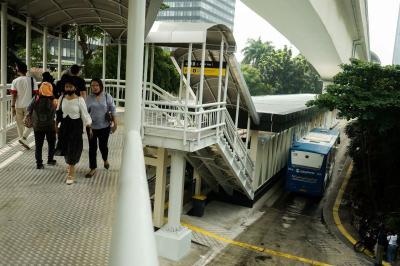 Halte Transjakarta Dukuh Atas 2 tampak ramai calon penumpang, Minggu (28/5/2023).