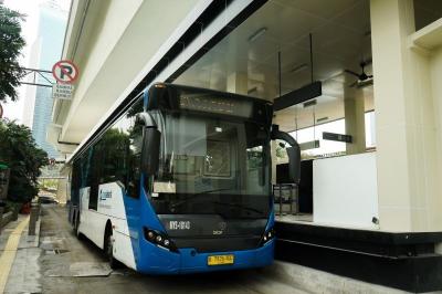 Halte Transjakarta Dukuh Atas 2 tampak ramai calon penumpang, Minggu (28/5/2023).