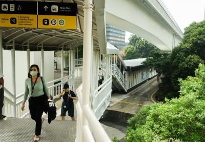 Halte Transjakarta Dukuh Atas 2 tampak ramai calon penumpang, Minggu (28/5/2023).