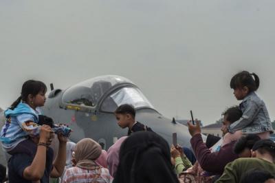 Warga antusias melihat dari dekat pesawat tempur TNI di Apron Alpha dan Bravo Lanud Sri Mulyono Herlambang, Palembang, Minggu (28/5/2023).