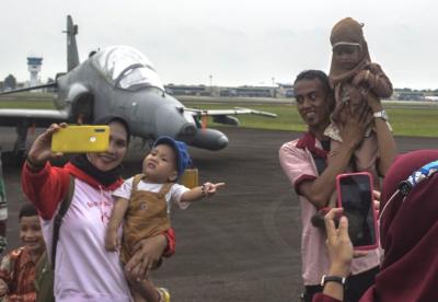 Warga antusias melihat dari dekat pesawat tempur TNI di Apron Alpha dan Bravo Lanud Sri Mulyono Herlambang, Palembang, Minggu (28/5/2023).