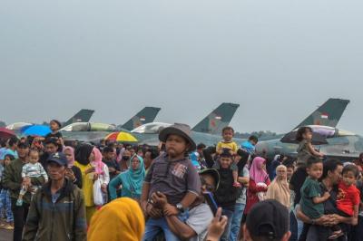 Warga antusias melihat dari dekat pesawat tempur TNI di Apron Alpha dan Bravo Lanud Sri Mulyono Herlambang, Palembang, Minggu (28/5/2023).
