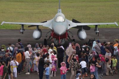 Warga antusias melihat dari dekat pesawat tempur TNI di Apron Alpha dan Bravo Lanud Sri Mulyono Herlambang, Palembang, Minggu (28/5/2023).