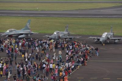 Warga antusias melihat dari dekat pesawat tempur TNI di Apron Alpha dan Bravo Lanud Sri Mulyono Herlambang, Palembang, Minggu (28/5/2023).