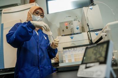 Petugas melakukan pemeriksaan sample di Laboratorium MUTU International, Cimanggis, Depok, Jawa Barat (29/5/2023).