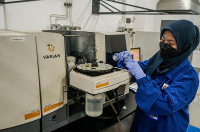 Petugas melakukan pemeriksaan sample di Laboratorium MUTU International, Cimanggis, Depok, Jawa Barat (29/5/2023).