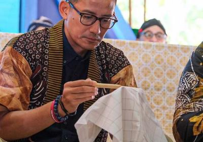 Menparekraf Sandiaga Uno membatik saat menghadiri Workshop Kabupaten/Kota (KaTa) Kreatif 2023 di Pendopo Parasamya Bantul, Minggu (28/5/2023).
