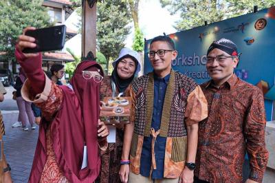 Menparekraf Sandiaga Uno menghadiri Workshop Kabupaten/Kota (KaTa) Kreatif 2023 di Pendopo Parasamya Bantul, Minggu (28/5/2023).