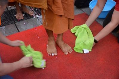 Momen basuh kaki para biksu ini menjadi perhatian warga.