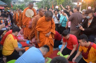 Rombongan 32 biksu dari Thailand singgah di Kelenteng Tay Kak Sie, Gang Lombok, Kota Semarang, Jawa Tengah, Senin (29/5/2023).