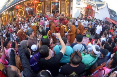 Rombongan 32 biksu dari Thailand singgah di Kelenteng Tay Kak Sie, Gang Lombok, Kota Semarang, Jawa Tengah, Senin (29/5/2023).