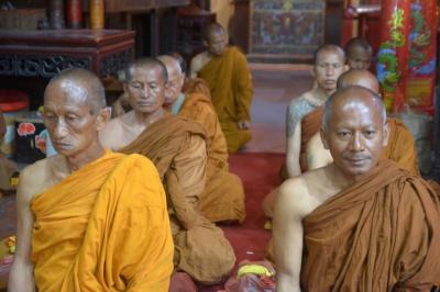 Rombongan 32 biksu dari Thailand singgah di Kelenteng Tay Kak Sie, Gang Lombok, Kota Semarang, Jawa Tengah, Senin (29/5/2023).