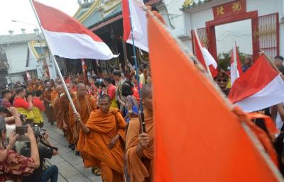 Rombongan 32 biksu dari Thailand singgah di Kelenteng Tay Kak Sie, Gang Lombok, Kota Semarang, Jawa Tengah, Senin (29/5/2023).