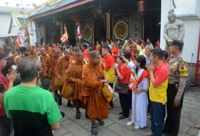 Rombongan 32 biksu dari Thailand singgah di Kelenteng Tay Kak Sie, Gang Lombok, Kota Semarang, Jawa Tengah, Senin (29/5/2023).
