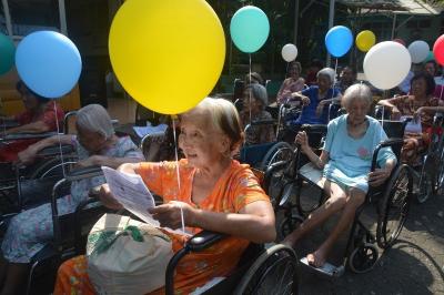 Oma Opa bersiap menerbangkan balon warna-warni dalam acara peringatan hari lanjut usia (lansia) di halaman Panti Werda Pengayoman, Kota Semarang.