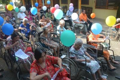 Oma Opa bersiap menerbangkan balon warna-warni dalam acara peringatan hari lanjut usia (lansia) di halaman Panti Werda Pengayoman, Kota Semarang.