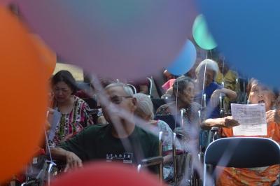 Oma Opa bersiap menerbangkan balon warna-warni dalam acara peringatan hari lanjut usia (lansia) di halaman Panti Werda Pengayoman, Kota Semarang
