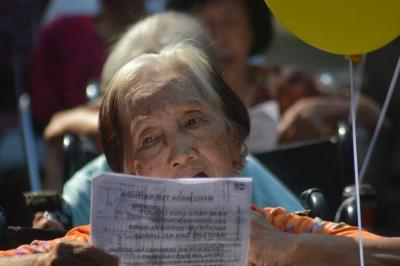 Oma Opa bersiap menerbangkan balon warna-warni dalam acara peringatan hari lanjut usia (lansia) di halaman Panti Werda Pengayoman, Kota Semarang