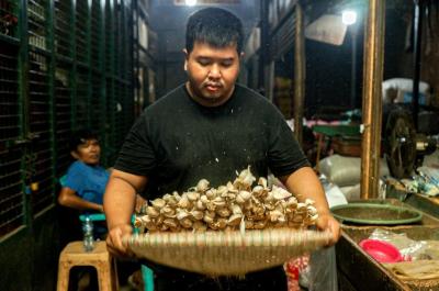 Harga bawang putih di Pasar Induk Kramat Jati mengalami kenaikan sejak dua minggu lalu menjadi Rp35 ribu per kilogram.