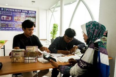 Petugas melayani penukaran mata uang Saudi Riyal untuk jamaah haji di Asrama Haji Pondok Gede, Jakarta Timur, Selasa (30/5/2023).