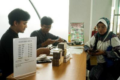 Petugas melayani penukaran mata uang Saudi Riyal untuk jamaah haji di Asrama Haji Pondok Gede, Jakarta Timur, Selasa (30/5/2023).