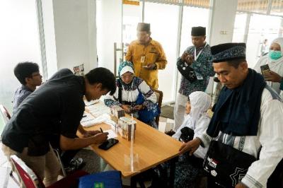 Petugas melayani penukaran mata uang Saudi Riyal untuk jamaah haji di Asrama Haji Pondok Gede, Jakarta Timur, Selasa (30/5/2023).