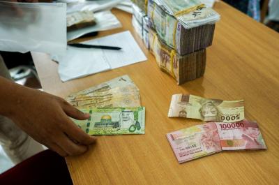 Petugas melayani penukaran mata uang Saudi Riyal untuk jamaah haji di Asrama Haji Pondok Gede, Jakarta Timur, Selasa (30/5/2023).